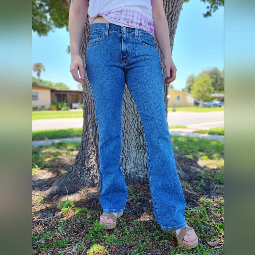 Vintage Y2K Levi's 515 Nouveau Bootcut Jeans, size 8M